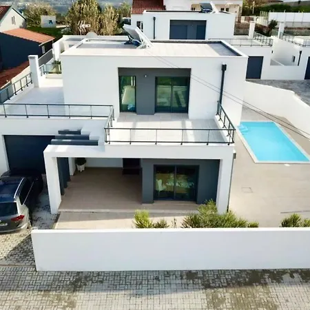 New&modern 3 Bedroom With Private Heated Pool Near Nazaré *