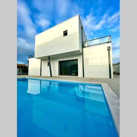 New And Modern 3 Bedroom With Private Heated Pool Near Nazare
