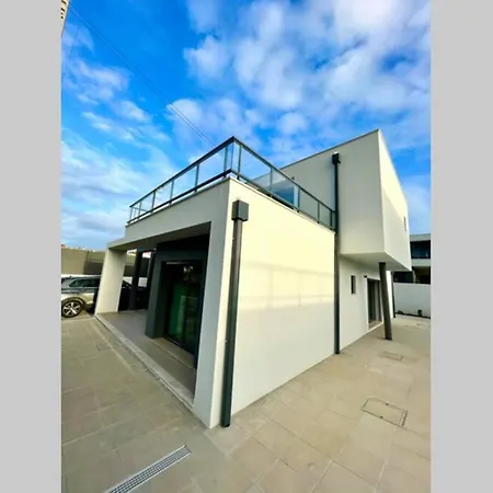 New And Modern 3 Bedroom With Private Heated Pool Near Nazare *